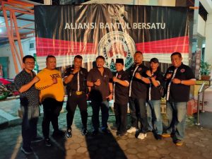 Sdr. Milu (3 dari kanan) dan RM Acun Hadiwidjojo (5 dari kanan)