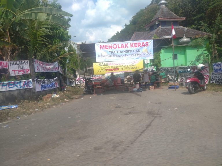 Meski menutup akses jalan menuju tempat pembuangan sampah di Piyungan namun warga tetap mendukung kamtibmas