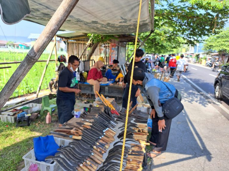 PENGURUS PAGUYUBAN PASAR KLITIKAN PASAR HEWAN IMOGIRI MENGAJAK AGAR SELALU GUYUB RUKUN DAN MENJAGA SITUASI KAMTIBMAS