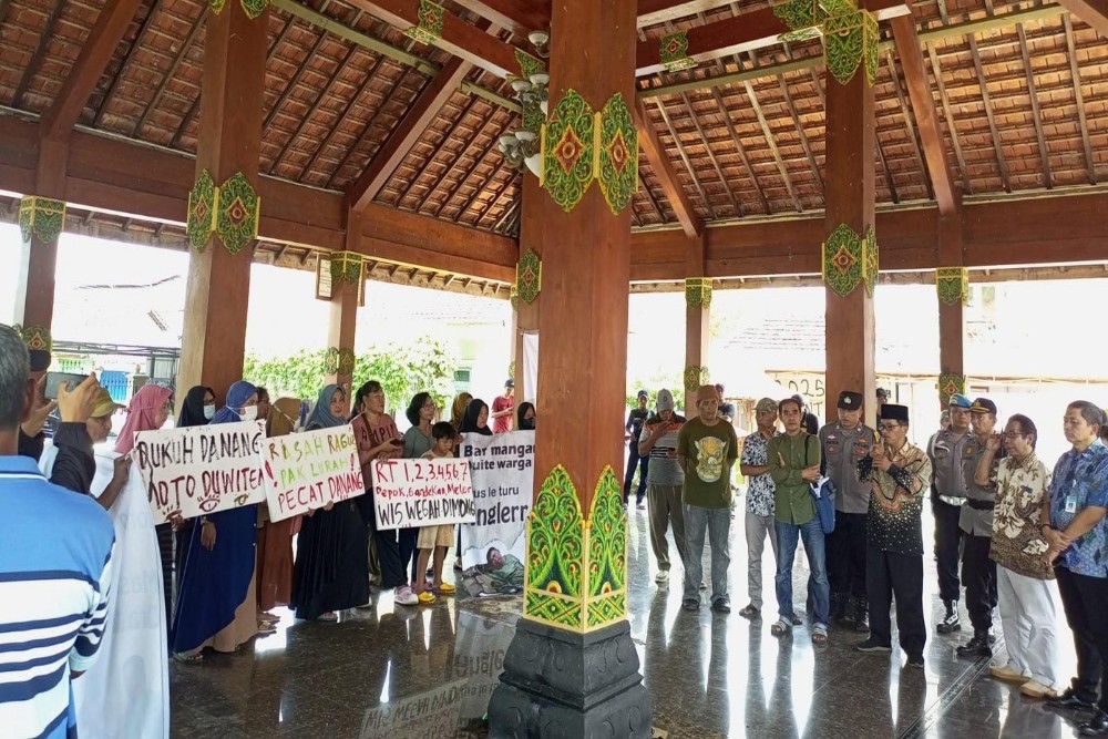 WARGA DEPOK GANDEKAN TURUT MENJAGA SITUASI KAMTIBMAS PASCA LENGSERNYA DUKUH DEPOK GANDEKAN WARGA DEPOK GANDEKAN TURUT MENJAGA SITUASI KAMTIBMAS PASCA LENGSERNYA DUKUH DEPOK GANDEKAN