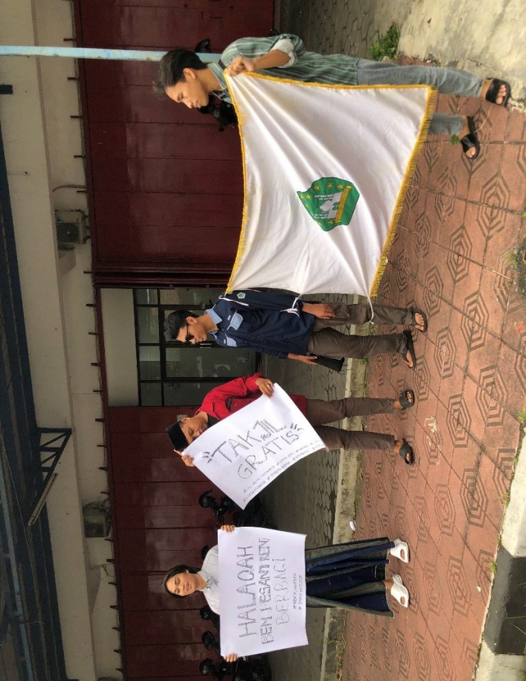 BEM Pesantren DIY Bagikan 100 Paket Takjil kepada Pengendara di Bantul